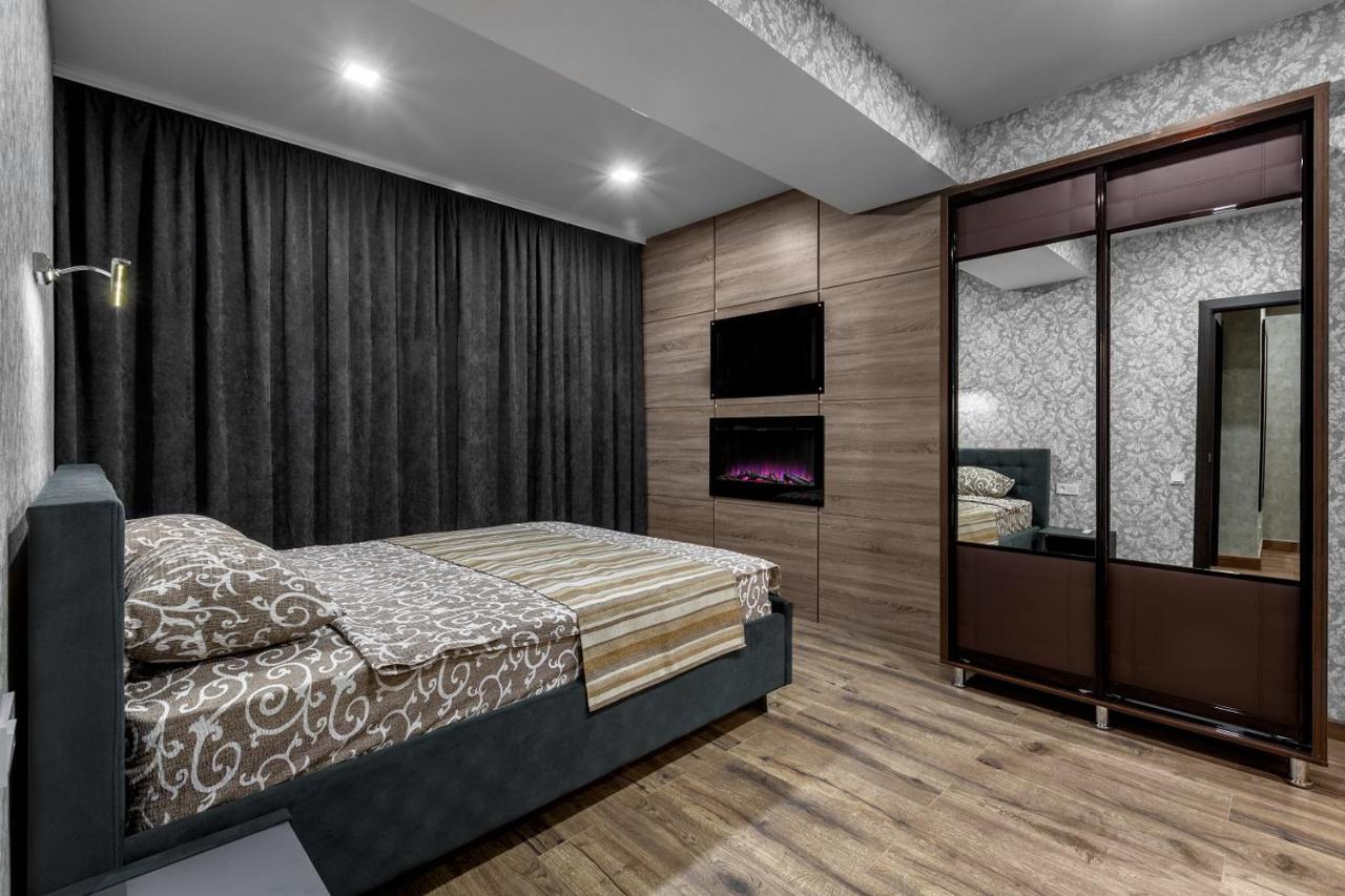 Apartment In The Center! Panoramic Windows! Fireplace! คีชีเนา ภายนอก รูปภาพ